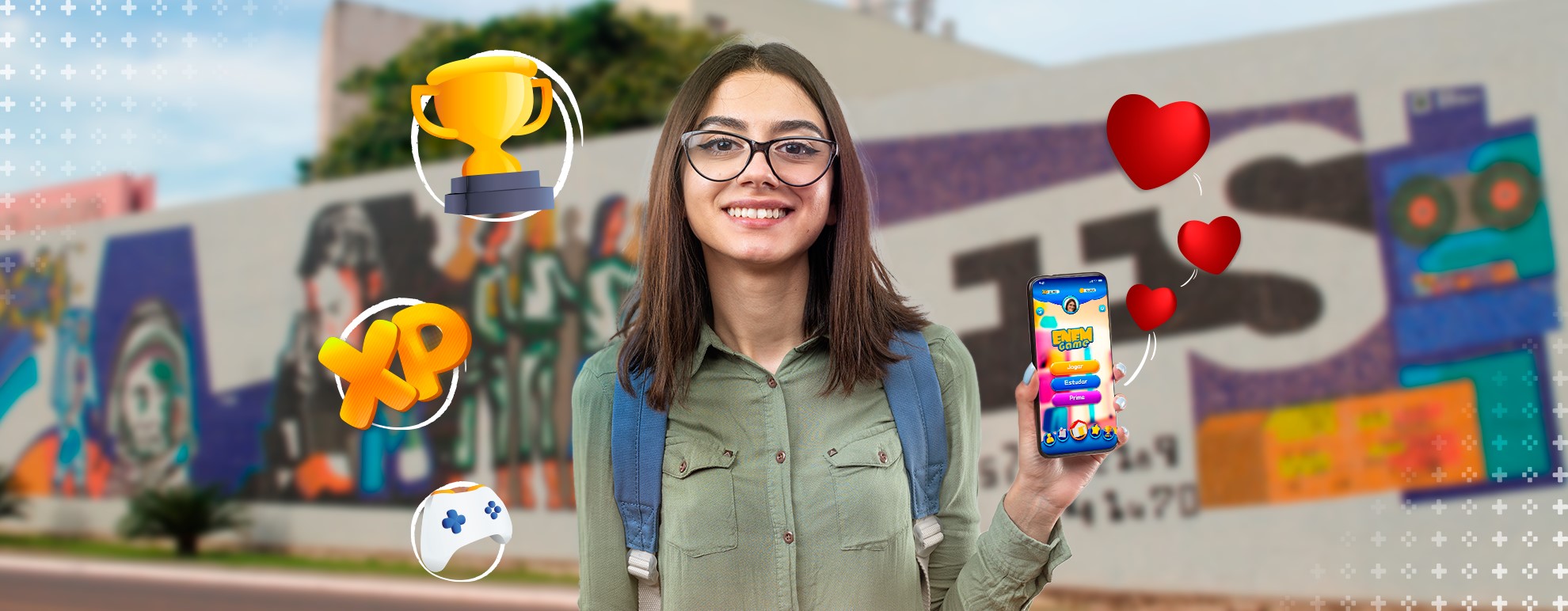 imagem de ume menina, usando óculos e mochila, e segurando um celular com a tela virada para a câmera, exibindo a tela do enem game